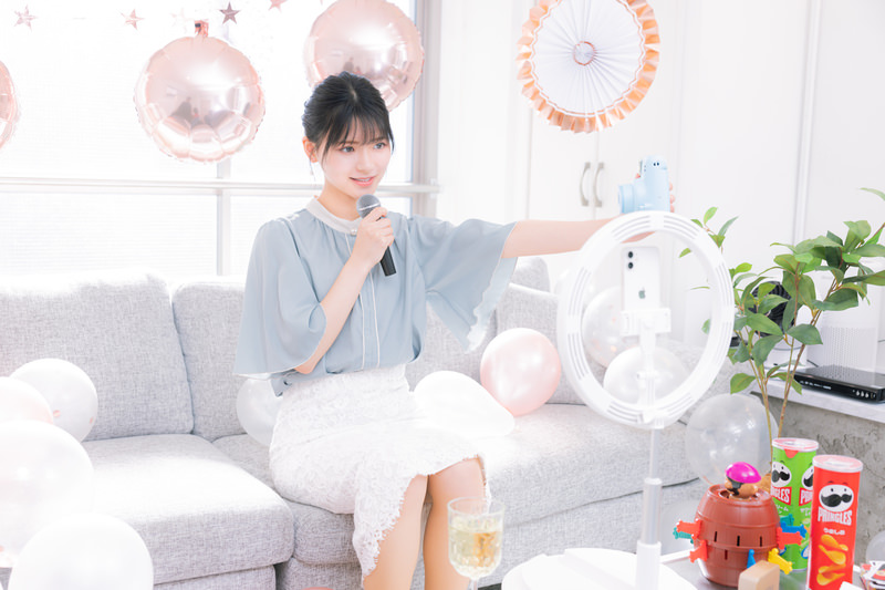 ライブ配信する女性